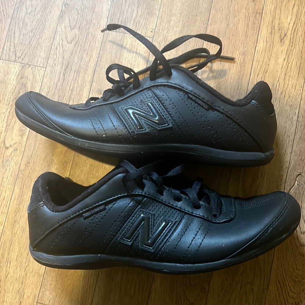 New Balance women tennis shoes